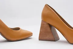 Zapato de cuero negro con taco geométrico de madera. Capellada, plantilla y forro 100% cuero. Taco de 8 cms.