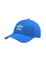 Gorro tipo gorra con visera curvo de marca Umbro, color azul con detalles bordados en blanco en el frente y borde de la visera.