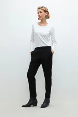 Pantalón negro de vestir, corte slim, con cintura elástica y bolsillos laterales.