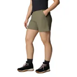 Short verde militar de corte recto, con cintura elástica y bolsillos laterales, ideal para actividades al aire libre con tecnología de protección solar y repelente de manchas.