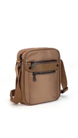 Morral bandolera color lila con correa ajustable, dos bolsillos frontales con cierre y dos bolsillos internos.