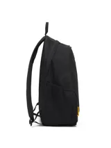 Mochila urbana Caterpillar modelo Tokyo, color negro, con compartimento principal y bolsillo acolchado para portátil. Presenta correas ajustables de malla, dos bolsillos laterales de malla, asa de agarre superior y detalle reflectante frontal.