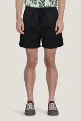 Short negro de poliéster con cordón ajustable en la cintura.