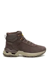 Bota de trekking Caterpillar modelo Surge Hiker, de color marrón con suela y entresuela en tonos beige y marrón claro. Confeccionada en nubuck encerado y malla de nailon, cuenta con cordones bicolores y detalles del logo de la marca en el lateral y la lengüeta.