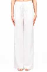 Pantalón recto blanco con cintura elástica regulable y dos bolsillos delanteros.