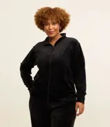 Campera deportiva de Ashua confeccionada en plush negro, con cuello alto, cierre frontal por cremallera y bolsillos laterales.