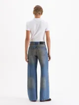 Pantalón de jean de corte wide leg y tiro bajo, confeccionado en denim liviano con un lavado efecto desgastado en tonos amarronados.