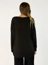 Blusa de satén color bordó, con escote en V, mangas largas y corte holgado.