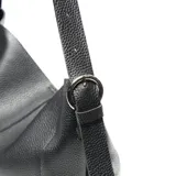 Cartera tipo hobo de cuero negro con textura granulada y correa de hombro ajustable.