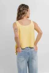 Chaleco celeste de punto con escote en V y cierre frontal con botones. Tejido calado y corte holgado.