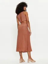 Vestido midi de punto color ladrillo con lurex, cuello halter con abertura en forma de lágrima y falda plisada con cortes en los laterales.
