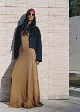 Chaqueta corta de corte recto con cuello camisero, cierre frontal de botones y dos bolsillos de parche laterales. Presenta mangas largas y forro interior.