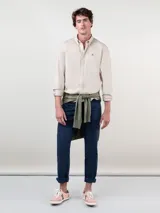 Camisa azul marino de hombre, marca El Ganso, confeccionada en algodón 100%, con cuello button-down, corte regular fit, manga larga terminada en puño simple y cierre con botones.