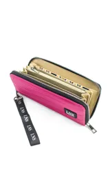 Billetera larga con cierre perimetral, confeccionada en nylon capitoneado color verde petróleo. Cuenta con correa de mano desmontable con logo estampado y parche frontal con marca LNS.