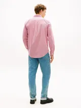 Camisa de manga larga Tommy Hilfiger con estampado de rayas clásicas en color rojo y blanco, cuello con botones, puños abotonados y bordado de la bandera de la marca en el pecho.