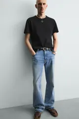 Camiseta de punto con textura acanalada, corte slim fit, cuello redondo y manga corta. Confeccionada en mezcla de algodón con elasticidad y acabado con efecto lavado.