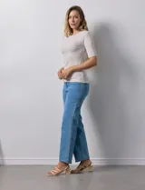 Remera color beige de corte ajustado, con cuello redondo y mangas cortas. Tejido acanalado de modal y elastano.