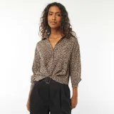 Camisa fluida de manga 3/4 con estampado animal print.