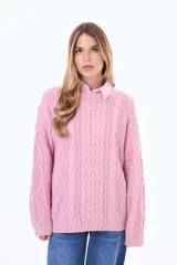 Buzo tejido de punto con diseño de trenzas, color negro, de corte holgado, cuello redondo y mangas largas.