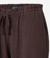 Pantalón recto de tiro medio, confeccionado en viscosa texturizada color bordó. Presenta cintura elástica con lazo ajustable y diseño de pierna recta y fluida.