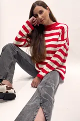 Sweater tejido a rayas horizontales rojas y blancas, de manga larga y cuello alto. Diseñado y hecho en Uruguay.
