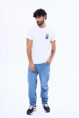 Pantalón de jean color negro con efecto lavado, de corte recto y ajuste cómodo.