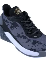 Championes de básquetbol Umbro modelo Dribble, con diseño de camuflaje en tonos grises y negros. Presentan una entresuela blanca con detalles geométricos en gris y suela de goma, ideales para un rendimiento óptimo en la cancha.