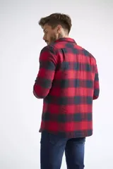 Sobrecamisa de viyela para hombre con estampado de cuadros en rojo y negro. Presenta cierre frontal con botones, bolsillos en el pecho con solapa y botón, y un interior capitoneado para mayor abrigo. Cuenta con un logo en grifa de cuero.