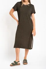 Vestido midi marrón con lunares blancos, corte recto y mangas cortas.