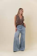 Jean de tiro alto con calce wide leg, confeccionado en denim de lavado celeste claro. Presenta una estructura firme y un interior forrado para mayor abrigo, con bolsillos funcionales.