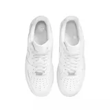 Championes Nike Air Force 1 de corte bajo, color blanco total, con diseño clásico de cuero, perforaciones en la puntera para mayor ventilación y suela de goma con unidad de aire encapsulada.