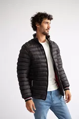 Campera puffer de nylon color azul marino, con cierre frontal completo, cuello alto y puños con detalle de rayas. Cuenta con bolsillos laterales con cierre y logo estampado en el pecho.