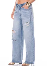 Jean baggy de tiro medio con corte relajado y pernera ancha. Presenta un lavado claro con efecto desgastado y roturas localizadas en la parte frontal. Cuenta con cierre de botón y cremallera, además de bolsillos laterales y traseros.