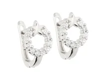 Par de caravanas de plata con forma de medio aro con diseño de estrella y circonias incrustadas. Cierre catalán.