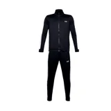 Conjunto deportivo Under Armour compuesto por una campera con cierre frontal y cuello alto, y un pantalón de jogging a juego. Ambas prendas son de color negro con detalles de franjas blancas laterales y el logo de la marca estampado en contraste.