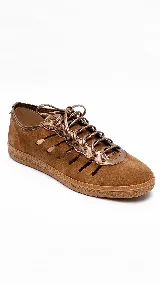 Zapatillas de cuero gamuzado color marrón pecán, con recortes laterales que aportan ventilación, detalles metalizados en tono bronce y cordones al tono. Cuenta con suela baja de goma.