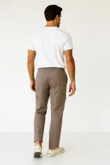 Pantalon cargo de algodón color gris oscuro, con cintura elástica ajustable mediante cordón, bolsillos laterales tipo cargo y corte recto.