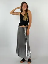 Pollera midi metalizada color plateado, de corte recto y efecto wet.