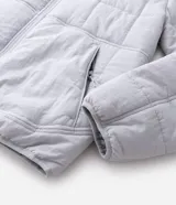 Campera acolchonada de poliamida con textura cuadriculada, cuello alto y cierre frontal por cremallera. Cuenta con bolsillos laterales y un diseño deportivo de corte regular.