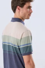 Remera polo de manga corta con diseño a rayas horizontales en tonos beige, celeste, rosado, azul marino y verde. Cuenta con cuello polo y cierre frontal con botones.