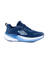 Championes deportivos Umbro modelo Daysprint, color azul marino con detalles en celeste y blanco. Presentan una capellada de malla transpirable, logo lateral de la marca y una suela con amortiguación en tonos blanco y celeste.