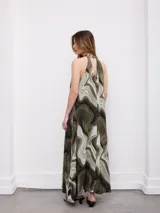 Vestido midi sin mangas, con estampado efecto mármol en tonos marrones y beige, cuello halter y detalle de choker incorporado.