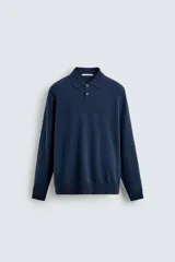 Polo de punto de manga larga con cuello solapa y cierre frontal de dos botones. Confeccionado en una mezcla de lana y cashmere, presenta un corte regular fit con terminaciones en rib en puños y ruedo.