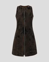 Vestido corto de denim con efecto marmolado en tono marrón, sin mangas, con cierre frontal completo y espalda estilo nadador.