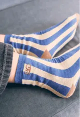 Medias de caña media con diseño de rayas verticales en azul y beige, con puntera y talón en color marrón. Presentan un detalle bordado en el lateral.