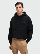 Sudadera negra con capucha y cordones ajustables, bolsillo tipo canguro y logo bordado en el pecho.