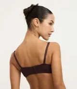 Soutien sin breteles color marrón, con copa hueca, tirantes desmontables y cierre en la espalda.