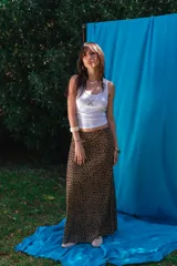 Pollera larga de viscosa con estampado animal print tipo leopardo, de corte recto y tiro alto.