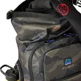 Mochila Rip Curl modelo F-Light Surf 45L Search, con diseño estampado de camuflaje en tonos verde militar y negro. Cuenta con múltiples compartimentos, bolsillos con cierre y tiradores con cordón azul.