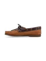 Mocasines tipo náutico de cuero color marrón tostado, con detalles en cuero marrón oscuro en el cuello y cordones decorativos. Presenta costuras reforzadas en la puntera y suela plana de goma.
